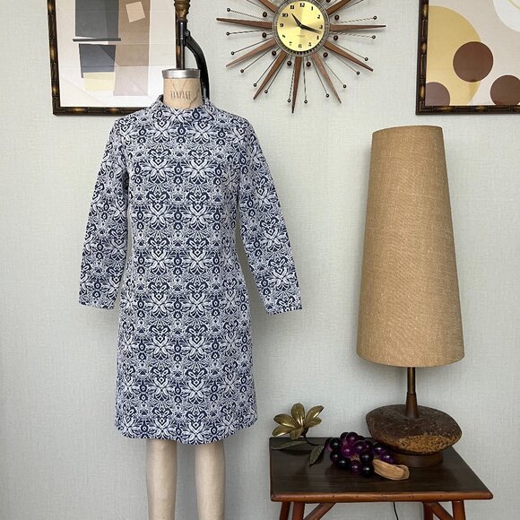 unknown Dresses & Skirts - EUC Vintage 1960s Polyester Textured Long Sleeve Shift Dress